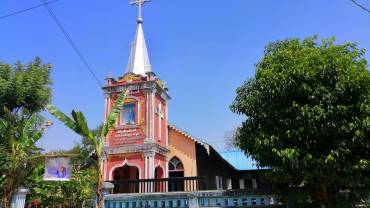 Myanmar Catholics in Nyaung Lan Gone village were overjoyed with the visit of Bishop Noel Saw Naw Aye, the Auxiliary Bishop of Yangon on February 20. It was a historical day for the Catholics of the sub-parish to see a bishop for the first time after about a hundred years. 