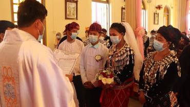 On February 14, 28 couples joined in the holy sacrament of matrimony in Aung Nan Cathedral in the diocese of Myitkyina, Myanmar. But due to Covid Pandemic and political situation, many couples missed the opportunity to tie the knot. Although some couples are already married according to the common law (traditional way), they are yet to celebrate it in a church setting.