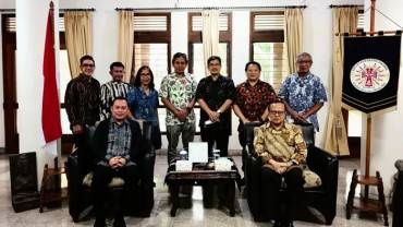 cardinal_ignatius_suharyo_with_the_indonesian_film_censorship_institute_officials