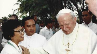 Ms. Erlinda So with the Holy Father, Pope John Paul II during the celebration of RVA Silver Jubilee on January 14, 1995. 