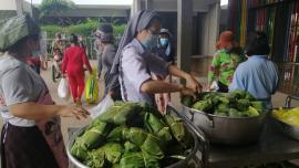 Salesian Sisters in Cambodia have been distributing food materials and cooked meals to those affected by the Covid pandemic packed in banana leaves.  The nuns inspired both volunteers and the food recipients to care for the environment and minimize the use of plastic. 