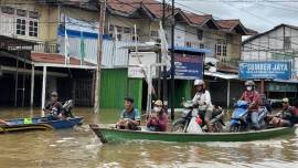 In collaboration with the Indonesian Army, Pontianak Archdiocese (KAP) distributed relief for flood victims in the Sintang and Sanggau dioceses, West Borneo Province of Indonesia.