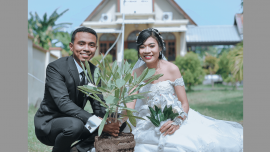 The couple offered a plant and planted it in the churchyard at the time of their wedding Mass. Besides, they also gave plant souvenirs to all guests who attended their wedding reception.