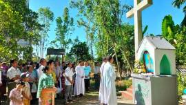 Myanmar people build a headstone for their departed Bishop, who always sort a peaceful place to meditate.  Four months ago, Bishop John Hsane Hgyi died of Covid-19 on July 22.