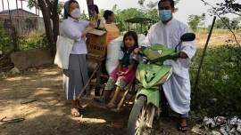 Myanmar Salesian nuns in Hlaing Thar Yar distributed food aids to the poorest families in the slums of East Dagon, Yangon, on December 22.