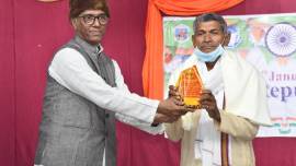 A leading Jesuit college in India's Bihar state has given its prestigious 'Pride of Bihar' award to an illiterate Dalit man who single-handedly dug a five-kilometer canal over rocky terrain to improve the water table of his village.