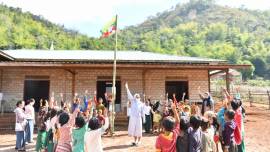 Myanmar’s  Lashio diocese built a new school for children of people fleeing regional war in a remote village in Shan State. The new school is set up in Ban San village in the parish of the Sacred Heart Cathedral for children who have no access to education. 