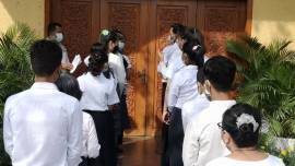 In a symbolic gesture,  15 adult candidates stood at the closed church door, wearing black and white clothes requestioning to seek baptism and be part of the Christian community.  A priest opened the church door and asked: What can I help you?  The candidate responded, “I ask to enter the church.” The ceremony was held at Saint Peter and Saint Paul Church in Phnom Penh city on February 20. 