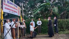 Ruteng Diocese’s Health Commission gave free medical exams and treatment to the people of St. Mikael Beanio and students. The students donated blood for humanitarian reasons at the Catholic University of Saint Paul in Flores, Indonesia, on February 11 and 12. 