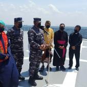 The Indonesian National Armed Forces (TNI) Navy held an interfaith prayer aboard the Semarang-594 warship, sailing in Jakarta waters on September 23.